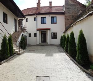 einen Innenhof eines weißen Hauses mit einer Treppe in der Unterkunft Lindenhaus in Sibiu