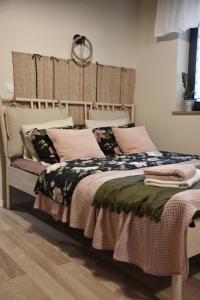 Säng eller sängar i ett rum på Malowane Domy