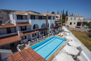 The swimming pool at or close to 7 Islands
