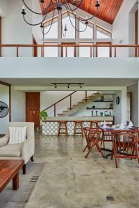坦加拉的住宿－Céu Ceylon，客厅配有大桌子和椅子
