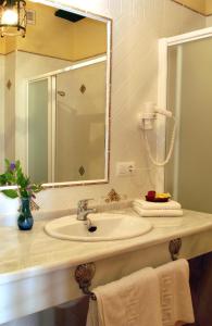 a bathroom with a sink and a mirror at Mesón de la Molinera in Arcos de la Frontera