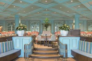 ein Esszimmer mit Tisch und Stühlen in der Unterkunft Bellagio in Las Vegas
