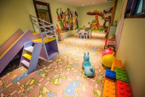 una sala giochi per bambini con un labirinto giocattolo sul pavimento di Ruo Shui Hotspring Hotel a Jiaoxi