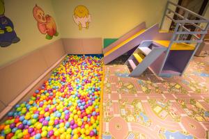 una habitación con una gran pila de bolas en el suelo en Ruo Shui Hotspring Hotel, en Jiaoxi