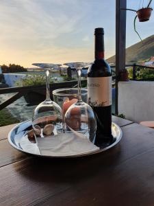 een bord met twee glazen en een fles wijn bij Finca las Mariposas in Los Silos
