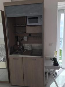 ポジターノにあるCasa Robertaのシンクと電子レンジ付きのキッチン
