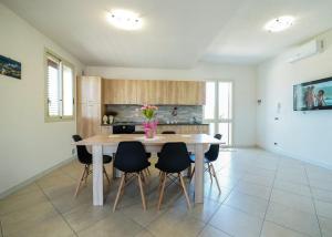 - une cuisine avec une table et des chaises en bois dans l'établissement Casa vacanze IL MANDORLO, à Scicli