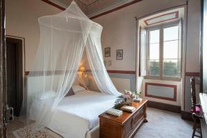 1 dormitorio con 1 cama con mosquitera en Il Castello di San Michele, en San Michele in Teverina