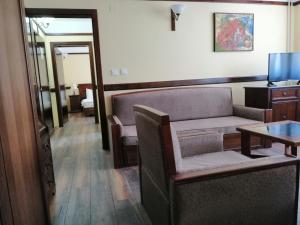 sala de estar con sofá y mesa en Hotel St. Naum, en Ljubaništa