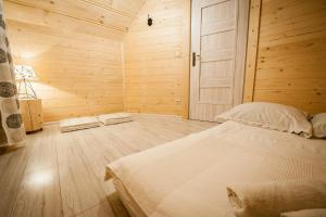 Posteľ alebo postele v izbe v ubytovaní Domki Narciarskie Zakopane