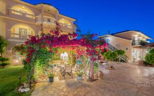 Un bâtiment avec un bouquet de fleurs sur lui dans l'établissement Filoxenia Luxury Studios & Apartments, à Zante