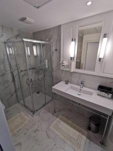 y baño con ducha y lavamanos. en Apartament LENA F407 Uzdrowiskowa PARK, en Świnoujście
