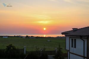 Východ nebo západ slunce při pohledu z bed and breakfast nebo okolí