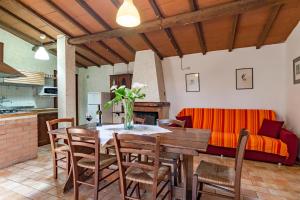cocina y comedor con mesa y sofá en Tortuga Casa Vacanze, en Scarlino