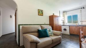 sala de estar con sofá y cocina en Apartamento Luz C, en Bolonia