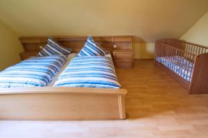 Postel nebo postele na pokoji v ubytování Ferienwohnung Dreimaster W1