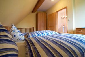 Postel nebo postele na pokoji v ubytování Ferienwohnung Dreimaster W1