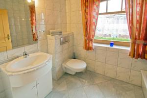 Koupelna v ubytování Ferienwohnung Dreimaster W1 + 14 fotografií
