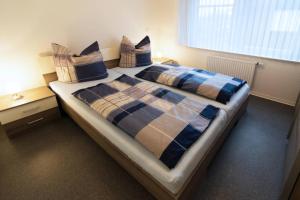 ドルヌマージールにあるFerienwohnung Endlich Urlaubのベッドルーム1室(枕付)