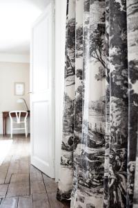 una habitación con una cortina en blanco y negro en Le 25bis by Leclerc Briant en Épernay