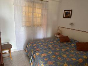 A bed or beds in a room at SUN and BEACH lovers apartemento 14119 Még 15 kép