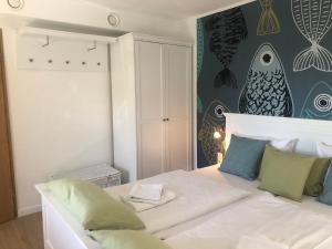 1 dormitorio con cama blanca y sofá en Appartement 1 Baltic en Bergen auf Rügen