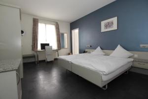 Postel nebo postele na pokoji v ubytování Hotel Hippel Krone