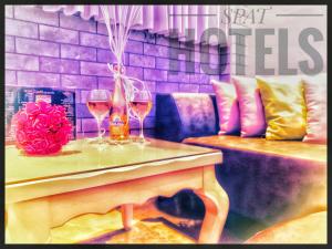 dos copas de vino en una mesa en una sala de estar en Spat Business Hotel, en Bat Yam