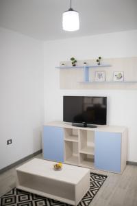 un soggiorno con grande TV e tavolo di Apartament Alegria by Alz a Mamaia Nord - Năvodari Altre 56 foto