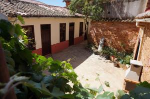 einen Blick auf ein Haus mit Innenhof in der Unterkunft Los Polvazares in Castrillo De Los Polvazares