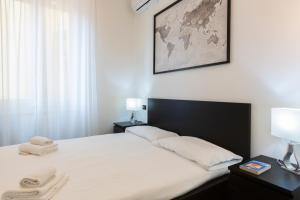 - une chambre avec un lit et 2 téléphones dans l'établissement Yellow Line Apartment, à Milan