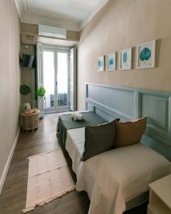 een slaapkamer met 2 bedden en een bank bij El Hostall in Madrid