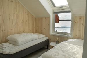 מיטה או מיטות בחדר ב-Brand new Nappstraumen seaview cabin