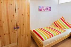 ドルヌマージールにあるFerienwohnung Fresenaのカラフルな枕が付いたベッド1台が備わる客室です。