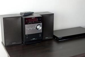 a computer and a speaker on a table at Ferienwohnung Kapitäns-Loft in Dornumersiel