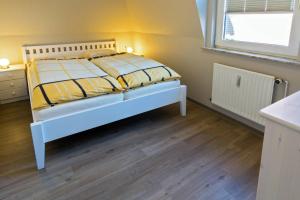 ドルヌマージールにあるFerienwohnung Franziskaのベッドルーム1室(黄色と白のシーツが備わるベッド1台付)