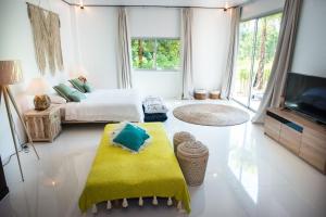 Televiisor ja/või meelelahutuskeskus majutusasutuses Teak Hill Pool Villa-Michelia