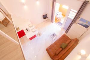 una vista dall'alto di un soggiorno con un divano e un tavolo di MEDANO4YOU The Loft 007 a El Médano