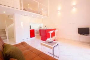 un soggiorno con un divano e un tavolo di MEDANO4YOU The Loft 007 a El Médano Altre 38 foto