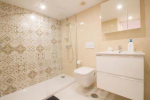 un bagno con wc, doccia e lavandino di MEDANO4YOU The Loft 007 a El Médano