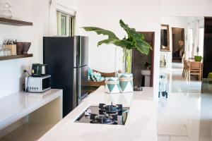 Köök või kööginurk majutusasutuses Teak Hill Pool Villa-Michelia