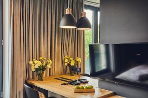 TV a/nebo společenská místnost v ubytování The Bridge Suites Hotel