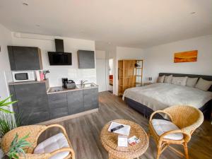 ein Hotelzimmer mit einem Bett und einer Küche in der Unterkunft Appartmentanlage Zur Düne in Insel Poel