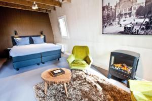 um quarto de hotel com uma cama e uma lareira em V Lofts em Amsterdã