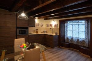 a kitchen and dining room with a table and a window at Suites Plaza Vandale in Santa Cruz de la Palma