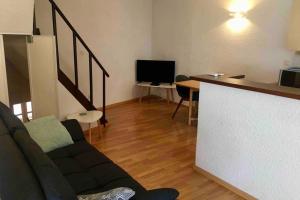 TV/trung tâm giải trí tại Maison Village Cosy 450m de la plage , 2km de la ville Cap Corse