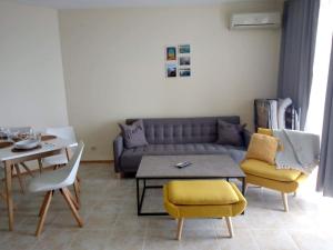 sala de estar con sofá, mesa y sillas en July Morning Seaside Resort, en Kavarna