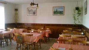 Reštaurácia alebo iné gastronomické zariadenie v ubytovaní Ráski Vendégház + 6 fotografií