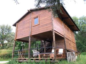 ein großes Holzhaus mit einer großen Veranda in der Unterkunft Quinta do Ragal in Lavacolhos