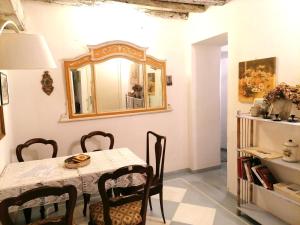jadalnia ze stołem i lustrem w obiekcie La casa di Chloé w Turynie